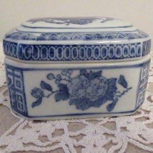 Chinese Chinoiserie blue & white porcelain trinket box w/lid